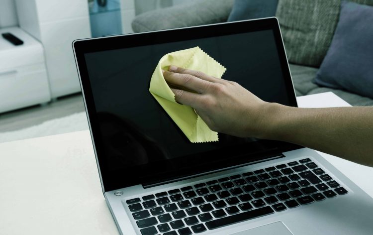 this is how you can clean a touchscreen laptop easily